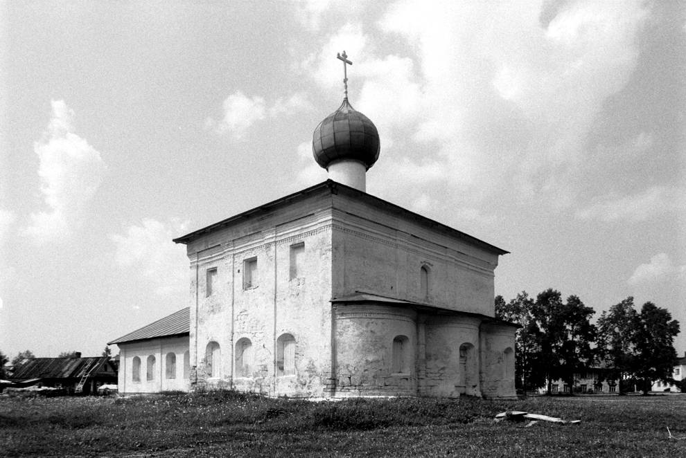 Kargopol
Russia. Arkhangelsk Region. Kargopol District
Churches of Saint NicholasStaraia Torgovaia square
1998-06-15
© Photograph by William Brumfield