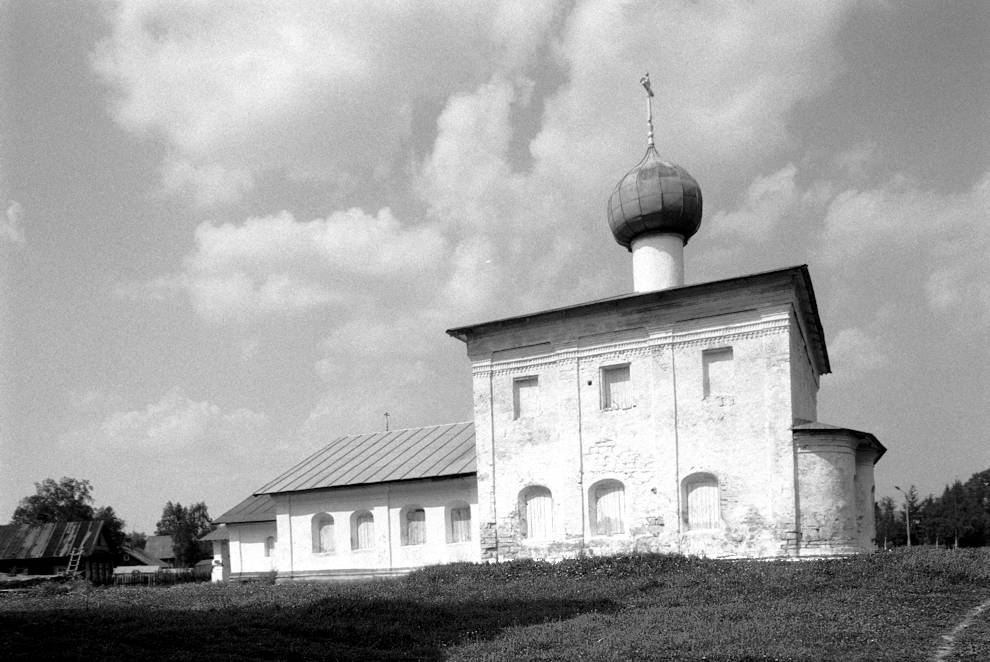 Kargopol
Russia. Arkhangelsk Region. Kargopol District
Churches of Saint NicholasStaraia Torgovaia square
1998-06-15
© Photograph by William Brumfield