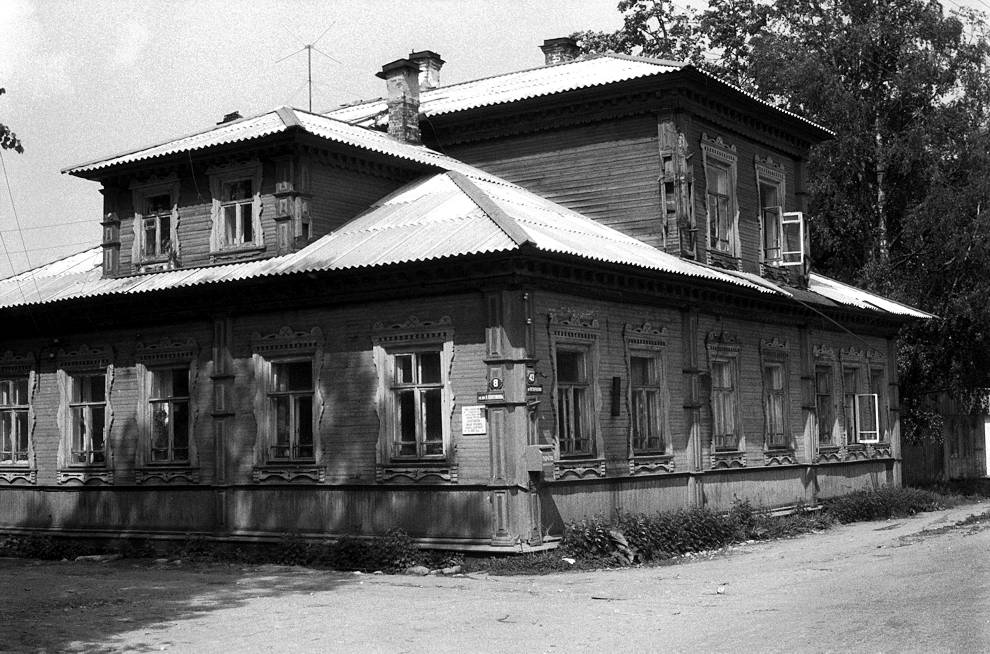Kargopol
Russia. Arkhangelsk Region. Kargopol District
Mokeev house, early 20 c.
1998-06-15
© Photograph by William Brumfield