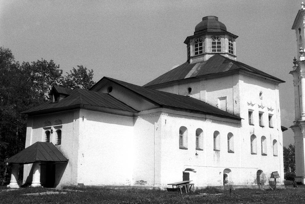 Каргополь, г.
Россия. Архангельская обл.. Каргопольский р-н
Церковь Введения во храм Пресвятой БогородицыСоборная пл.
1998-06-15
© Фотография Уильяма Брумфилда