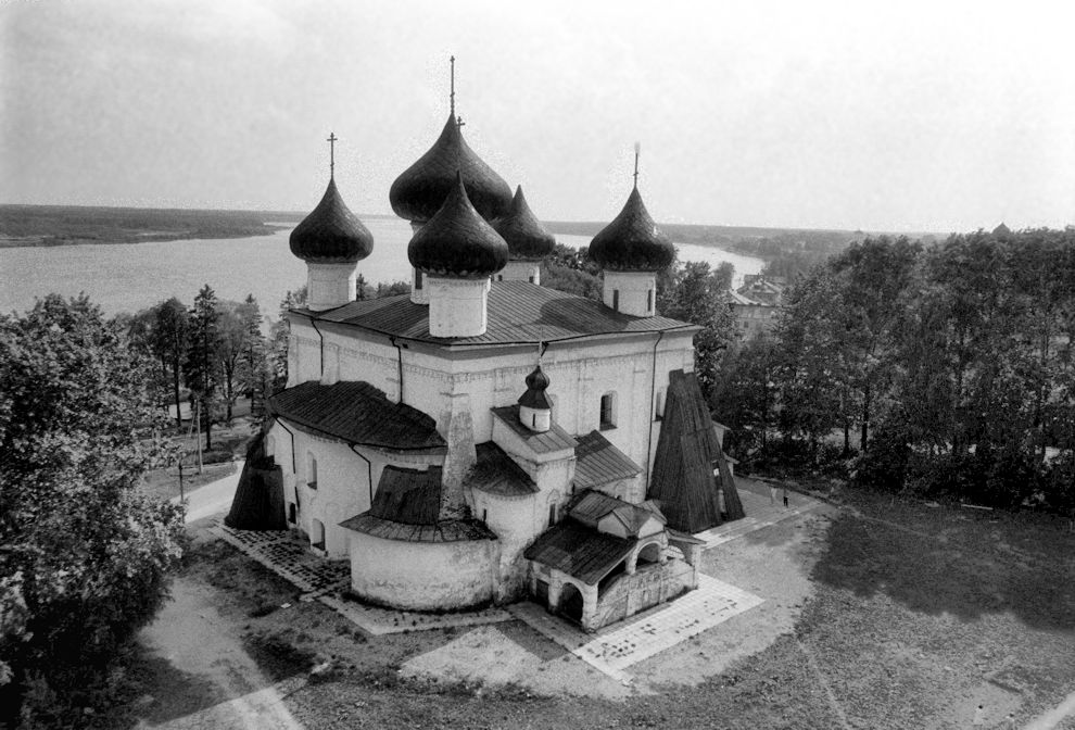 Каргополь, г.
Россия. Архангельская обл.. Каргопольский р-н
Собор Рождества ХристоваНабережная Баранова
1998-06-15
© Фотография Уильяма Брумфилда