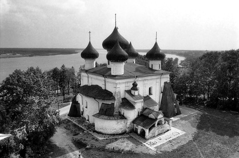 Каргополь, г.
Россия. Архангельская обл.. Каргопольский р-н
Собор Рождества ХристоваНабережная Баранова
1998-06-15
© Фотография Уильяма Брумфилда