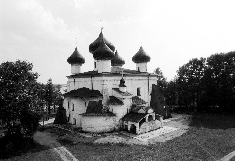 Каргополь, г.
Россия. Архангельская обл.. Каргопольский р-н
Собор Рождества ХристоваНабережная Баранова
1998-06-15
© Фотография Уильяма Брумфилда