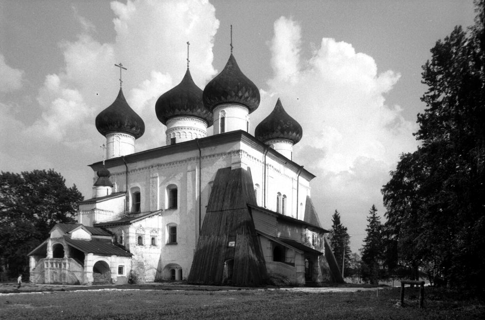 Каргополь, г.
Россия. Архангельская обл.. Каргопольский р-н
Собор Рождества ХристоваНабережная Баранова
1998-06-15
© Фотография Уильяма Брумфилда