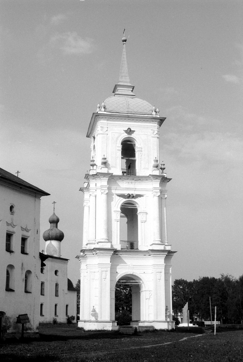 Kargopol
Russia. Arkhangelsk Region. Kargopol District
Cathedral bell towerSobornaia Square
1998-06-15
© Photograph by William Brumfield