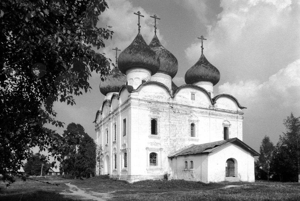 Kargopol
Russia. Arkhangelsk Region. Kargopol District
Church of the Resurrection
1998-06-15
© Photograph by William Brumfield