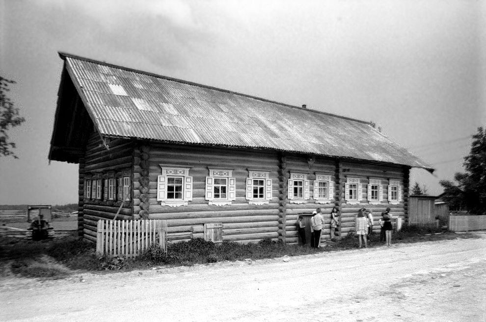 Liadiny
Russia. Arkhangelsk Region. Kargopol District
Log house
1998-06-16
© Photograph by William Brumfield