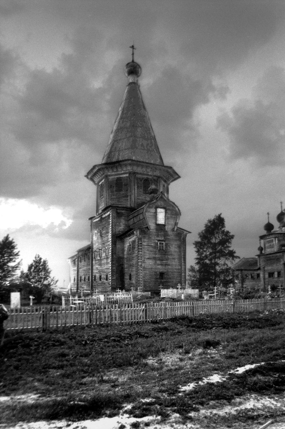 Liadiny
Russia. Arkhangelsk Region. Kargopol District
Liadiny Pogost (Church ensemble)
1998-06-16
© Photograph by William Brumfield