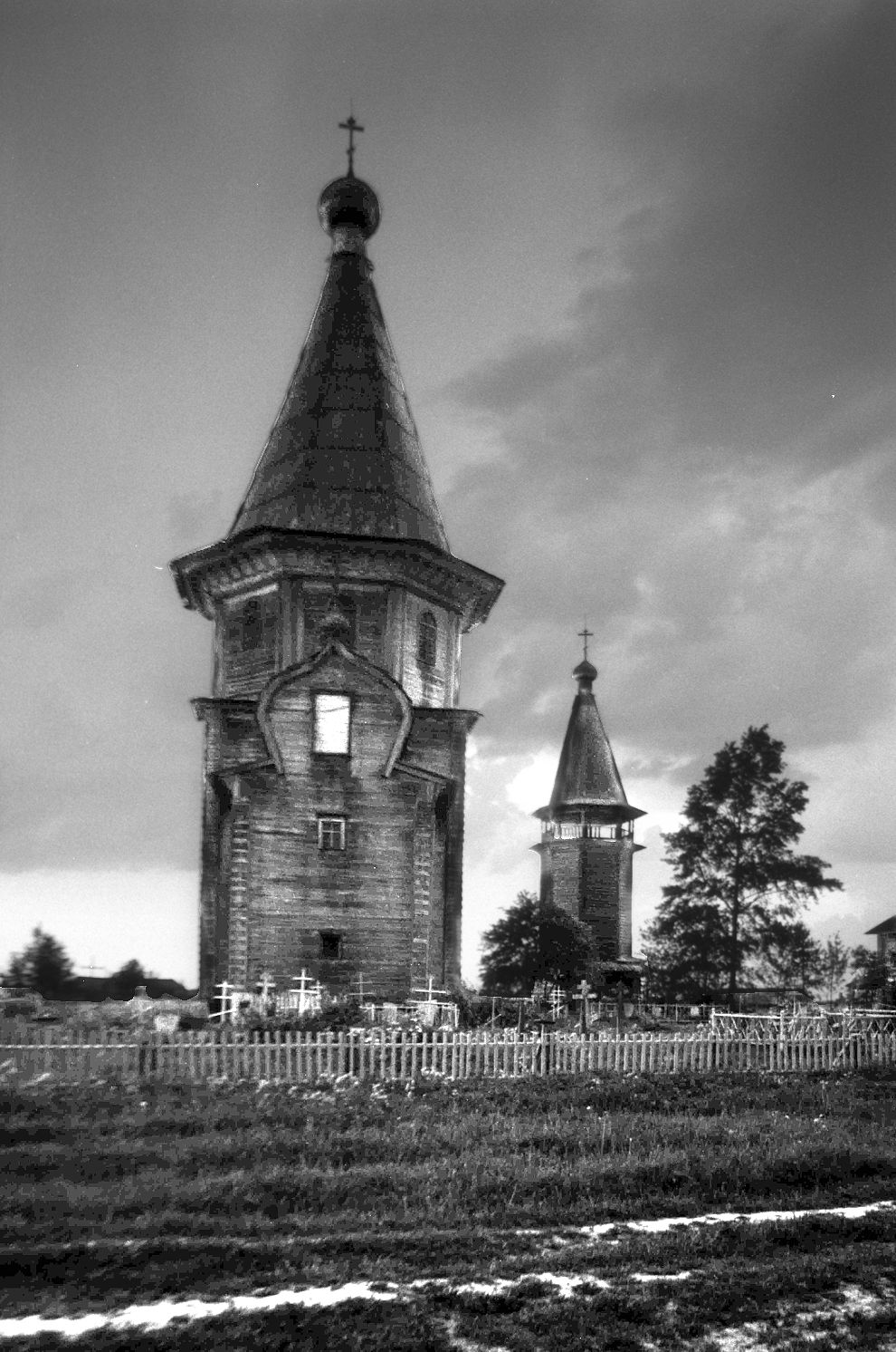 Лядины (Гавриловская), с. (Печниковское МО)
Россия. Архангельская обл.. Каргопольский р-н
Лядинский погост
Церковь Покрова Пресвятой Богородицы (Покрово-Власьевская)
1998-06-16
© Фотография Уильяма Брумфилда