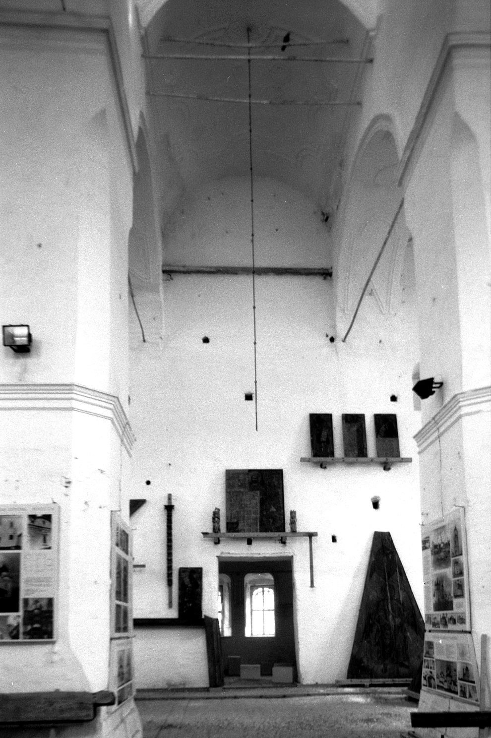 Kargopol
Russia. Arkhangelsk Region. Kargopol District
Church of the Nativity of John the BaptistSobornaia Square
Interior
1998-06-17
© Photograph by William Brumfield