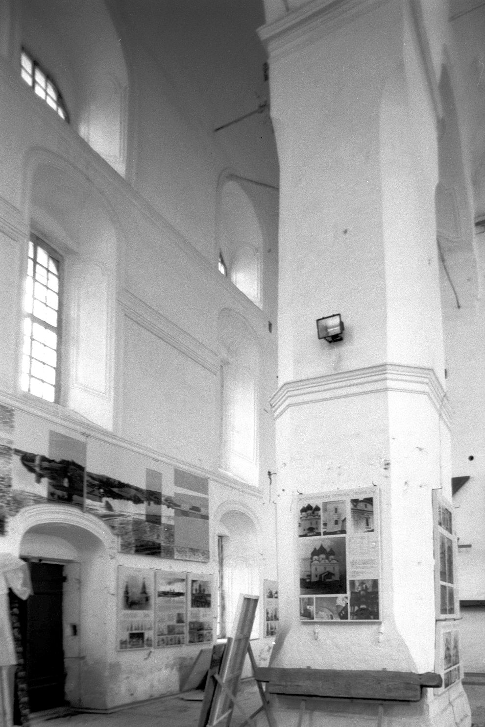 Kargopol
Russia. Arkhangelsk Region. Kargopol District
Church of the Nativity of John the BaptistSobornaia Square
Interior
1998-06-17
© Photograph by William Brumfield