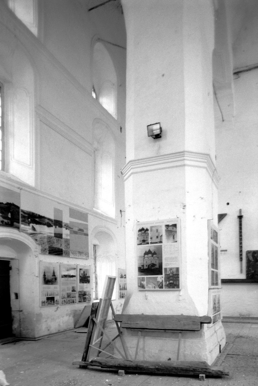 Kargopol
Russia. Arkhangelsk Region. Kargopol District
Church of the Nativity of John the BaptistSobornaia Square
Interior
1998-06-17
© Photograph by William Brumfield