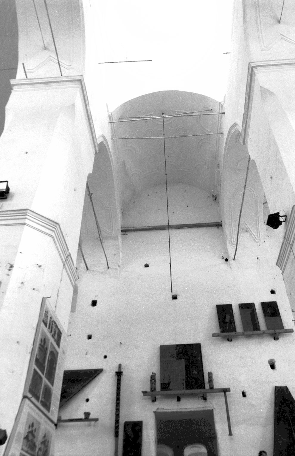 Kargopol
Russia. Arkhangelsk Region. Kargopol District
Church of the Nativity of John the BaptistSobornaia Square
Interior
1998-06-17
© Photograph by William Brumfield