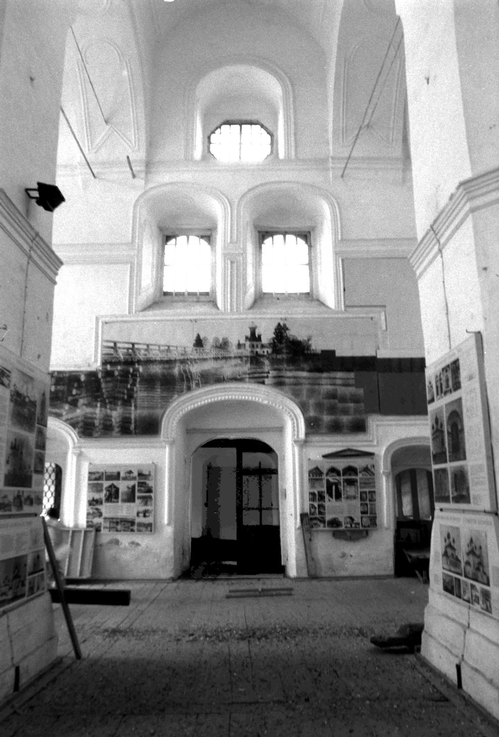 Kargopol
Russia. Arkhangelsk Region. Kargopol District
Church of the Nativity of John the BaptistSobornaia Square
Interior
1998-06-17
© Photograph by William Brumfield