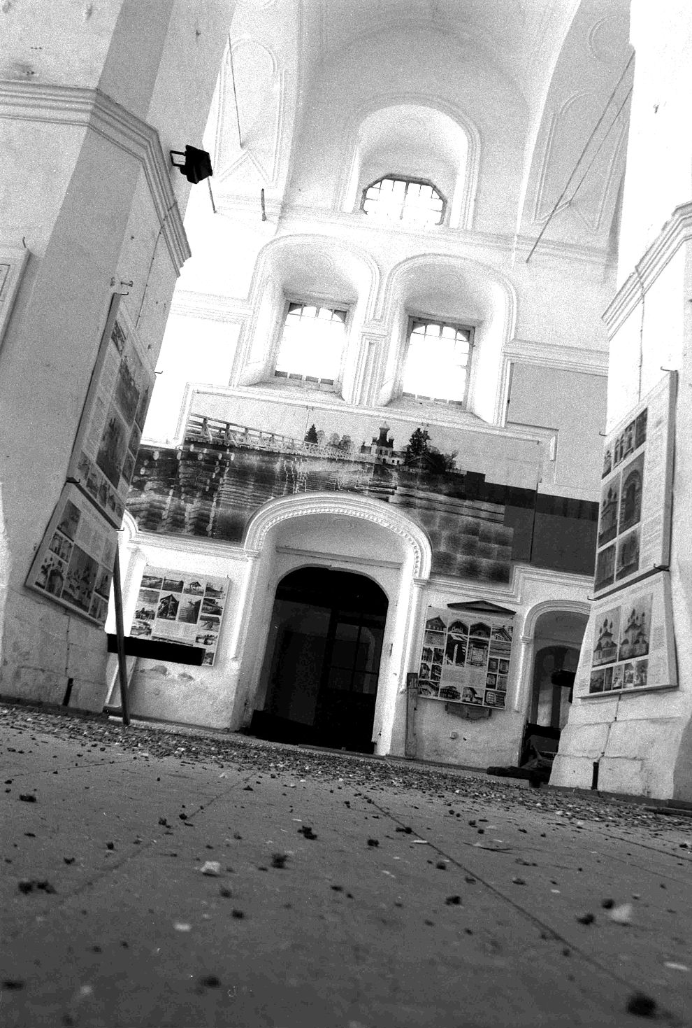 Kargopol
Russia. Arkhangelsk Region. Kargopol District
Church of the Nativity of John the BaptistSobornaia Square
Interior
1998-06-17
© Photograph by William Brumfield