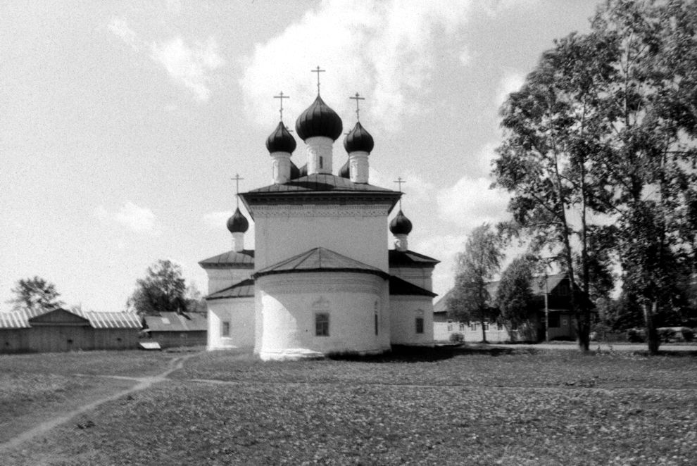 Каргополь, г.
Россия. Архангельская обл.. Каргопольский р-н
Церковь Рождества Пресвятой БогородицыЛенина ул. 32
1998-06-17
© Фотография Уильяма Брумфилда