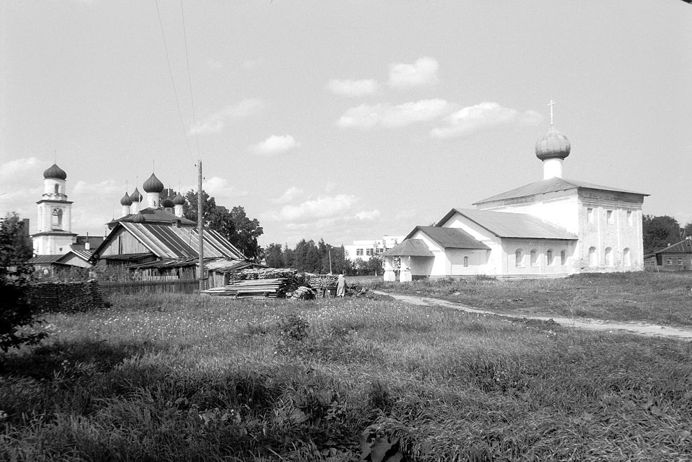 Kargopol
Russia. Arkhangelsk Region. Kargopol District
Churches of Saint NicholasStaraia Torgovaia square
1998-06-17
© Photograph by William Brumfield