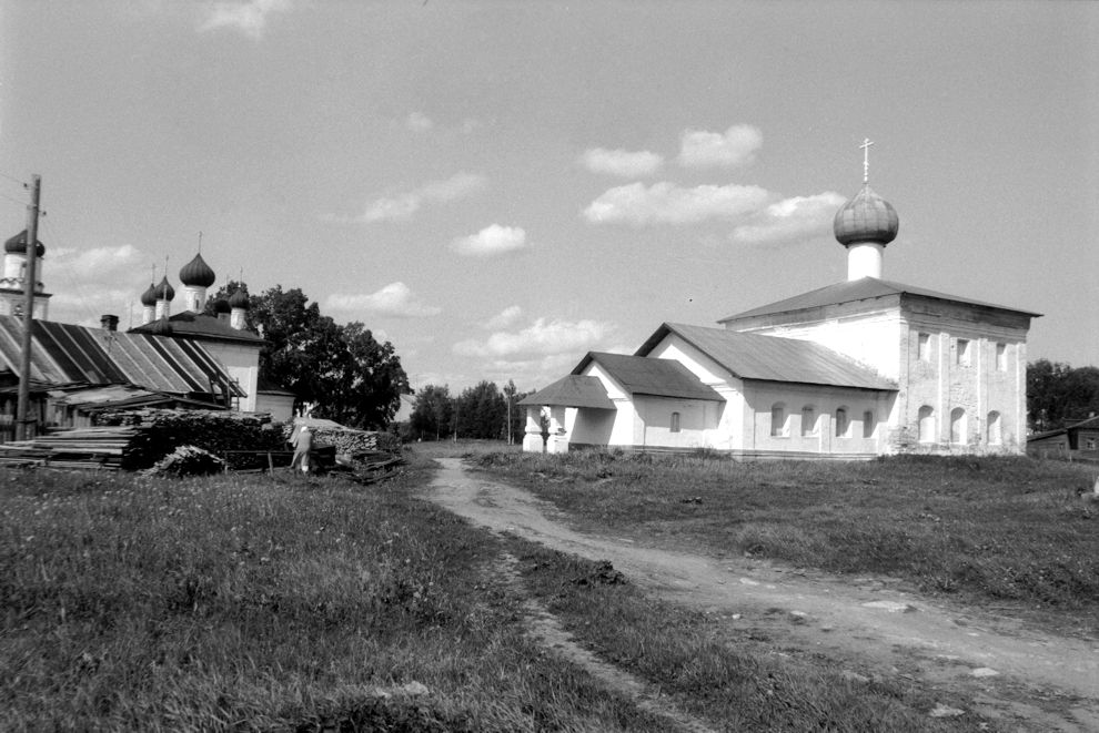 Kargopol
Russia. Arkhangelsk Region. Kargopol District
Churches of Saint NicholasStaraia Torgovaia square
1998-06-17
© Photograph by William Brumfield