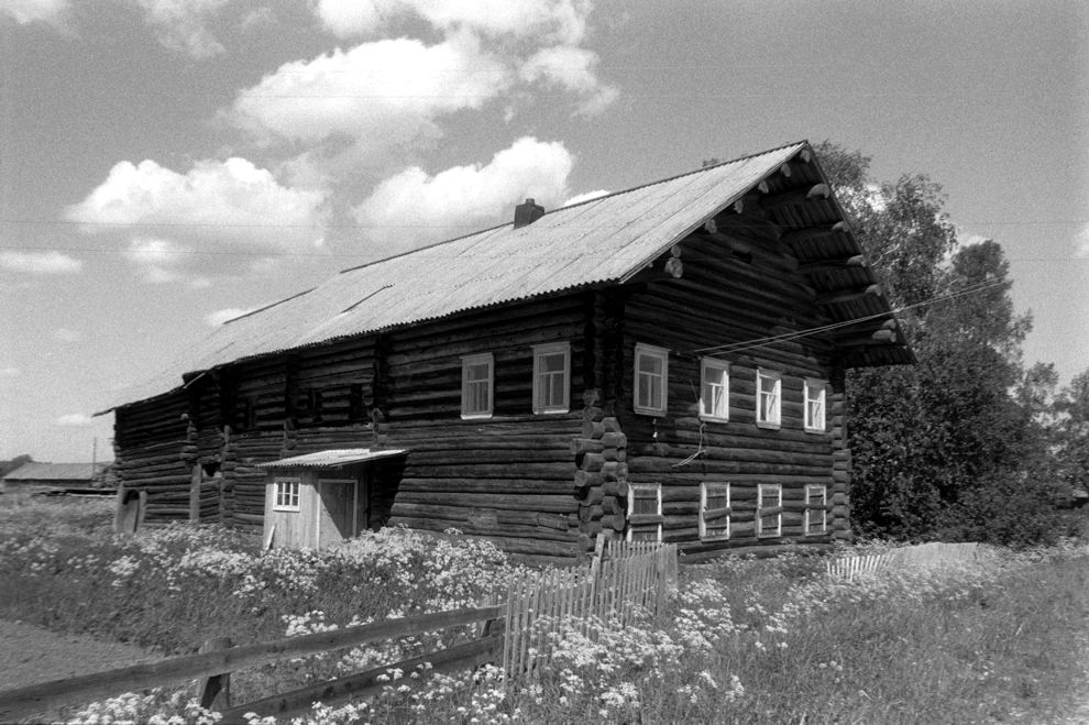 Bolshoi Khalui
Russia. Arkhangelsk Region. Kargopol District
Log house
1998-06-18
© Photograph by William Brumfield