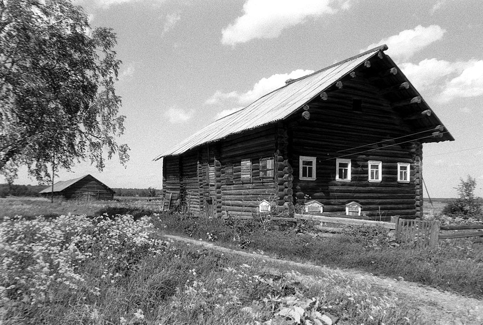 Bolshoi Khalui
Russia. Arkhangelsk Region. Kargopol District
Log house
1998-06-18
© Photograph by William Brumfield