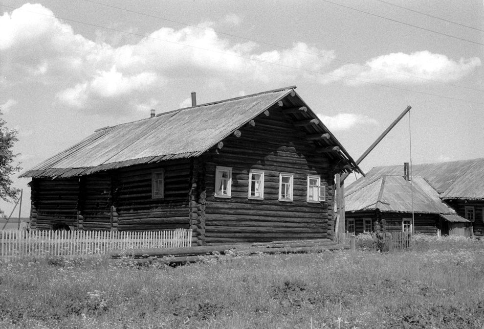 Большой Халуй, д. (Ошевенское МО)
Россия. Архангельская обл.. Каргопольский р-н
Бревенчатый дом
1998-06-18
© Фотография Уильяма Брумфилда