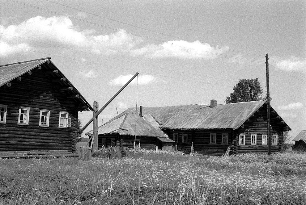 Bolshoi Khalui
Russia. Arkhangelsk Region. Kargopol District
Log house
1998-06-18
© Photograph by William Brumfield