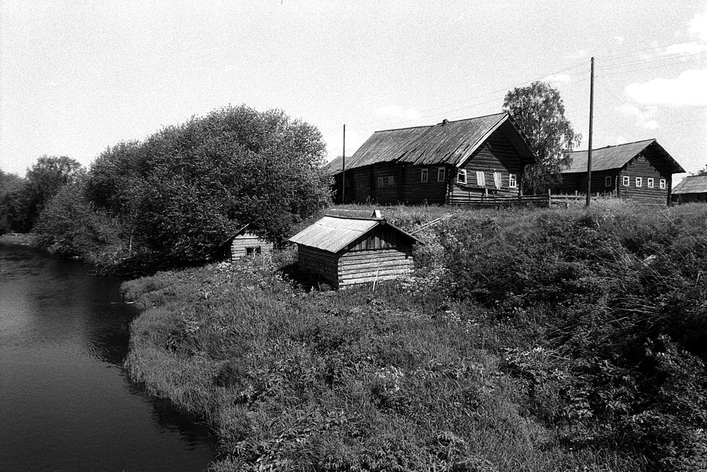 Gar`
Russia. Arkhangelsk Region. Kargopol District
Log house
1998-06-18
© Photograph by William Brumfield