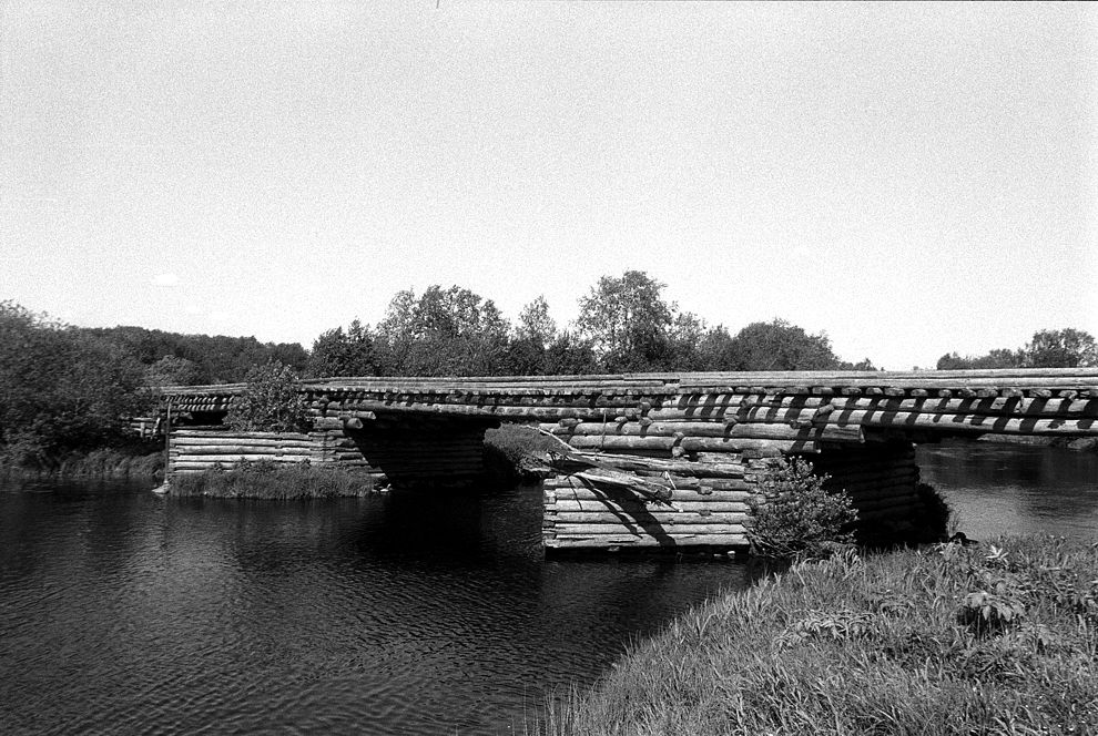 Gar`
Russia. Arkhangelsk Region. Kargopol District
Log bridge over Churiuga river
1998-06-18
© Photograph by William Brumfield