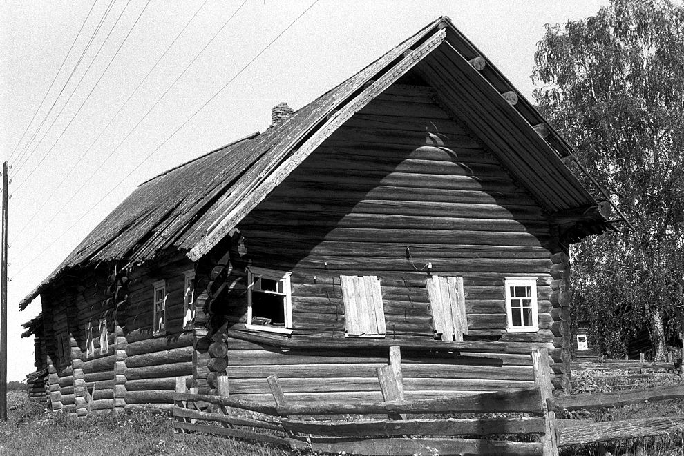 Gar`
Russia. Arkhangelsk Region. Kargopol District
Log house with bathhouse
1998-06-18
© Photograph by William Brumfield