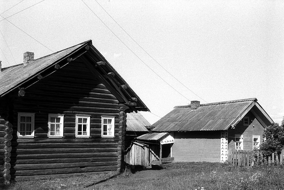 Gar`
Russia. Arkhangelsk Region. Kargopol District
Log house
1998-06-18
© Photograph by William Brumfield