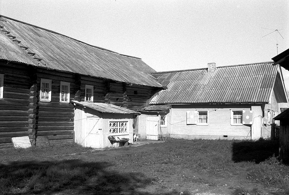 Gar`
Russia. Arkhangelsk Region. Kargopol District
Log house
1998-06-18
© Photograph by William Brumfield