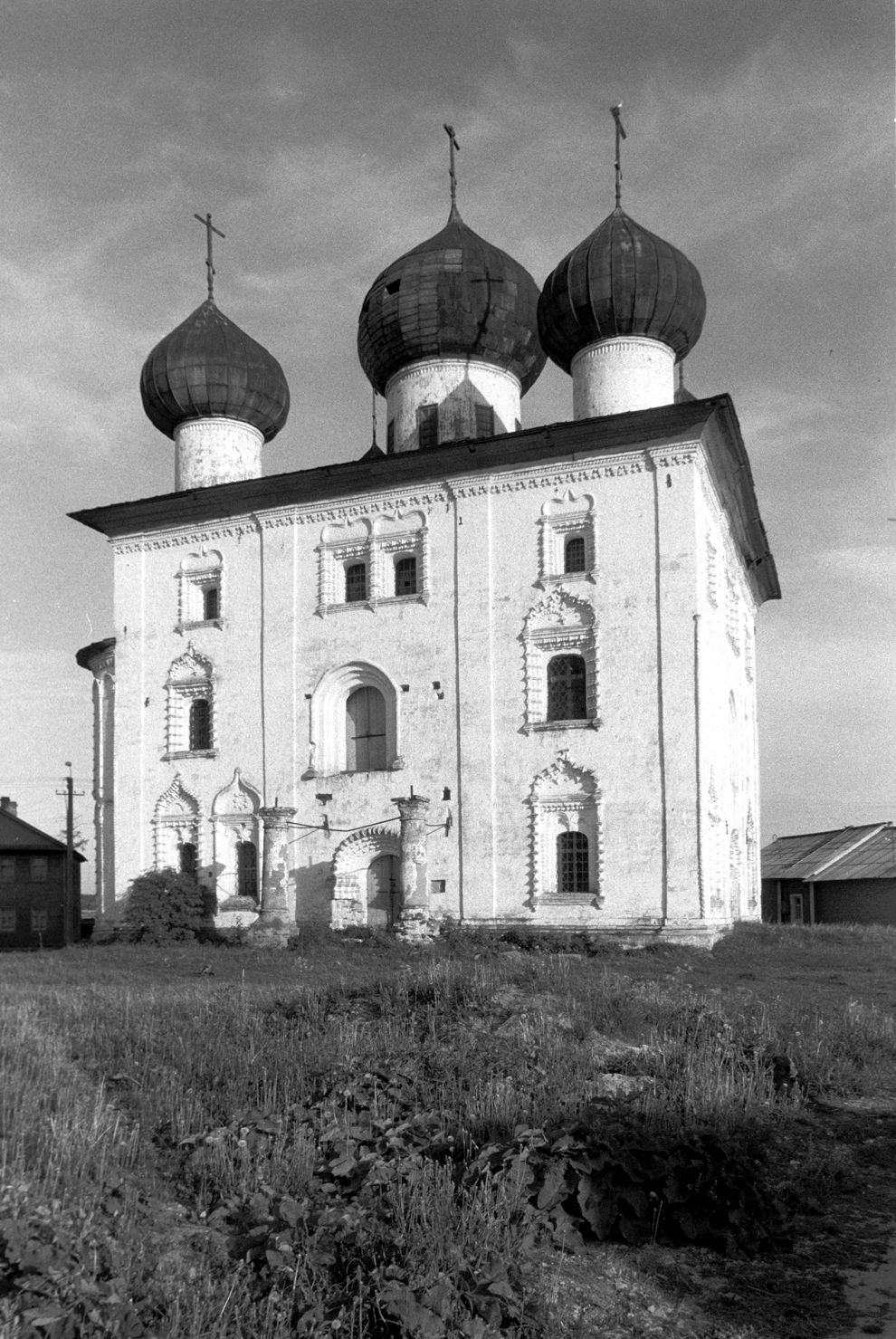 Kargopol
Russia. Arkhangelsk Region. Kargopol District
Churches of the AnnunciationStaraia Torgovaia square
1998-06-18
© Photograph by William Brumfield