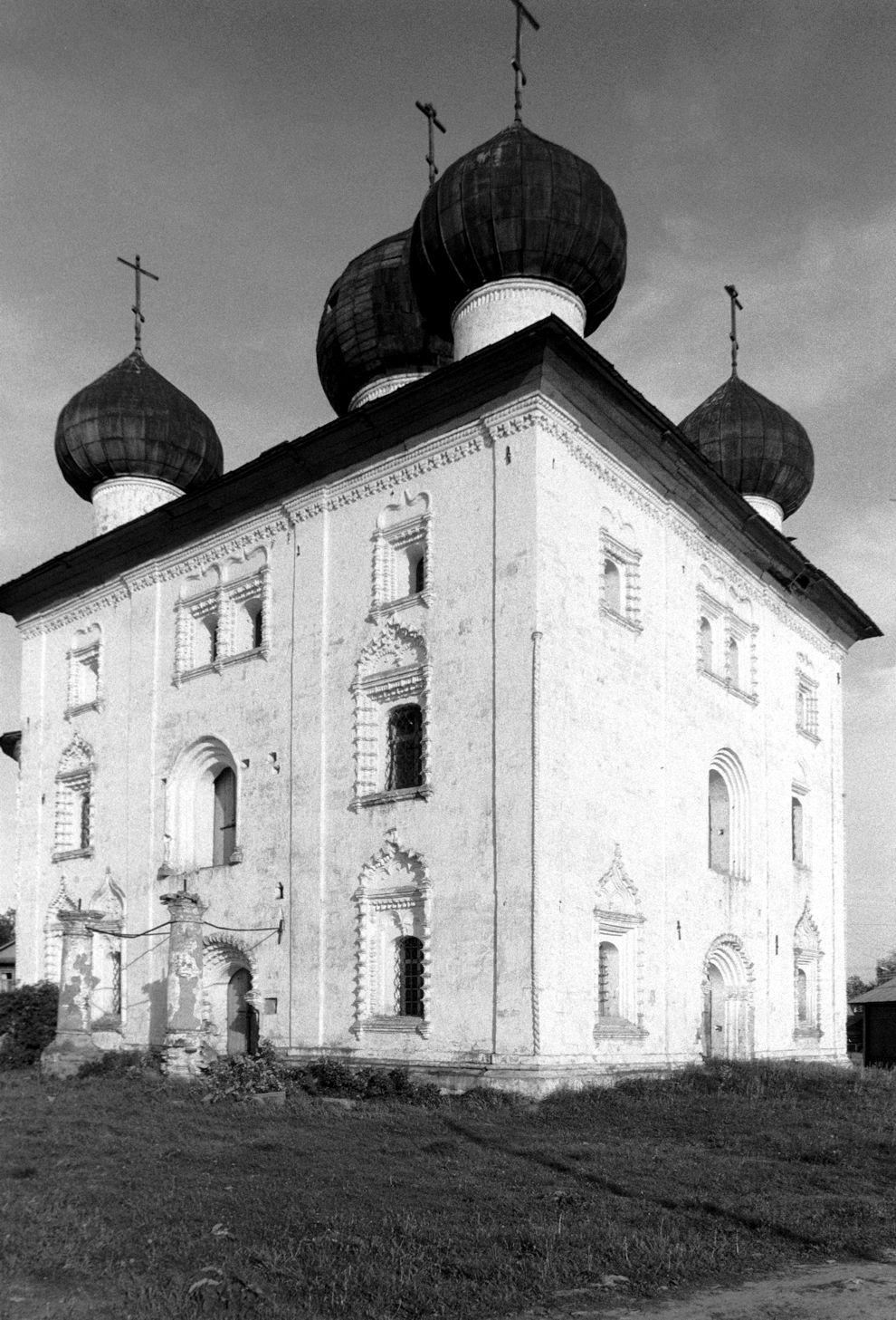 Kargopol
Russia. Arkhangelsk Region. Kargopol District
Churches of the AnnunciationStaraia Torgovaia square
1998-06-18
© Photograph by William Brumfield