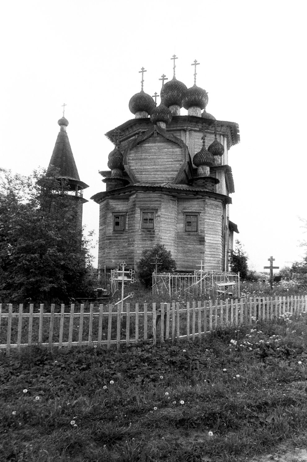 Лядины (Гавриловская), с. (Печниковское МО)
Россия. Архангельская обл.. Каргопольский р-н
Лядинский погост
Церковь Богоявления Господня
1998-06-19
© Фотография Уильяма Брумфилда