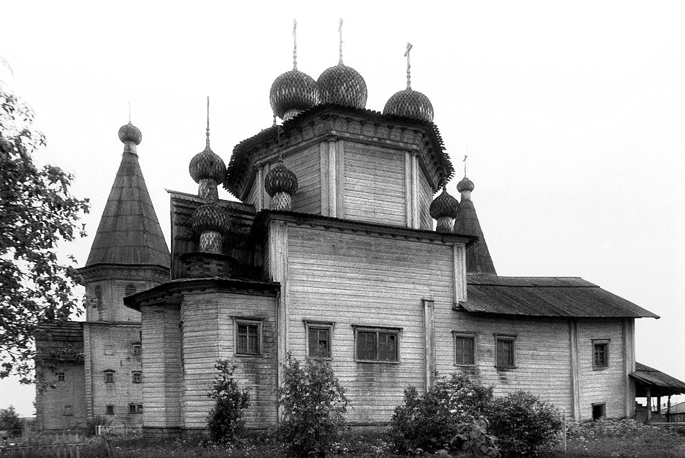 Лядины (Гавриловская), с. (Печниковское МО)
Россия. Архангельская обл.. Каргопольский р-н
Лядинский погост
Церковь Богоявления Господня
1998-06-19
© Фотография Уильяма Брумфилда