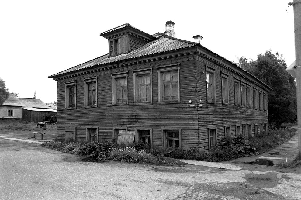 Kargopol
Russia. Arkhangelsk Region. Kargopol District
Khromulin house, late 19 c.
1998-06-23
© Photograph by William Brumfield