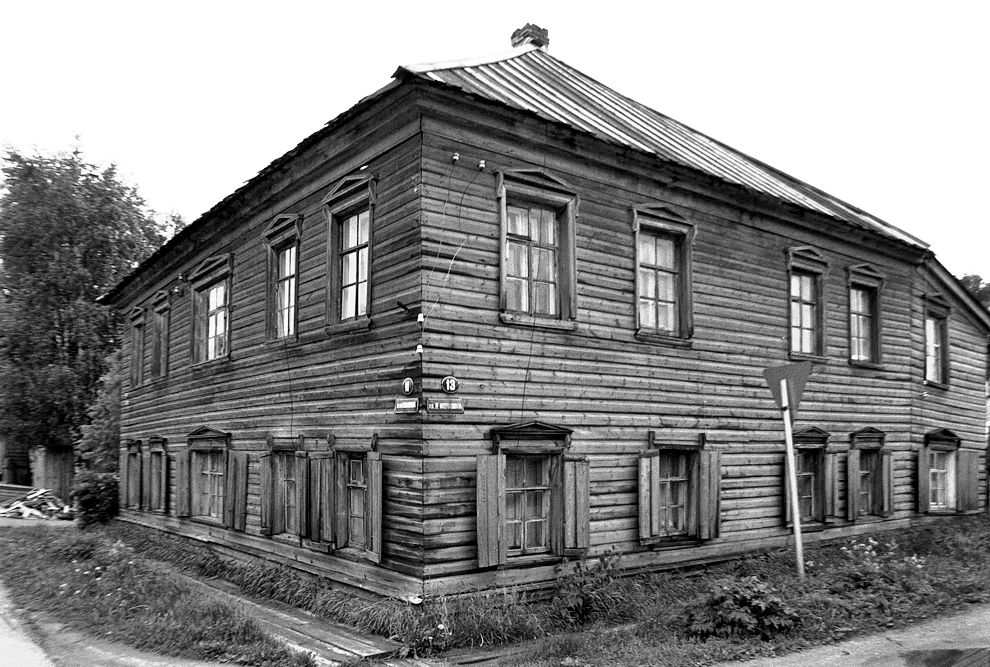 Kargopol
Russia. Arkhangelsk Region. Kargopol District
Log house, late 19 c.
1998-06-23
© Photograph by William Brumfield