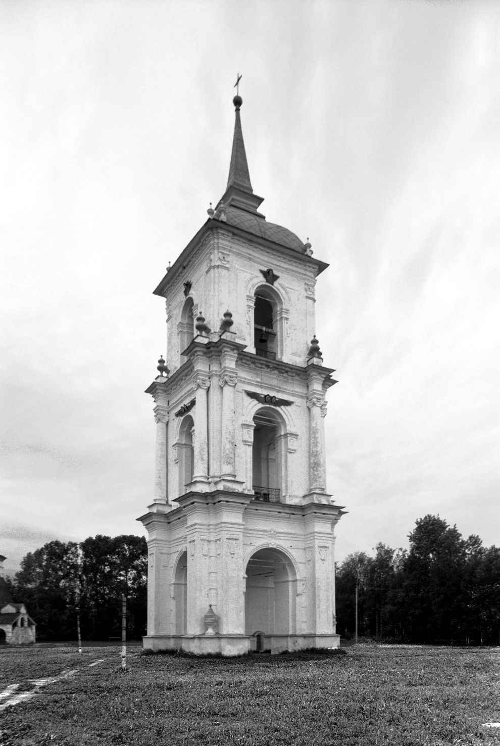 Kargopol
Russia. Arkhangelsk Region. Kargopol District
Cathedral bell towerSobornaia Square
1998-06-23
© Photograph by William Brumfield