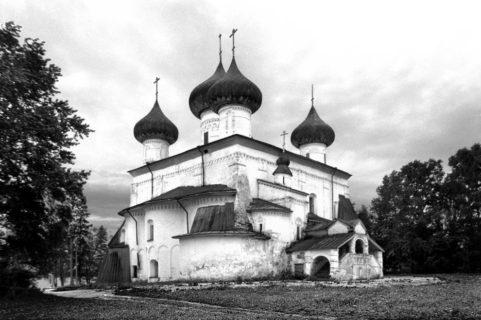 Каргополь, г.
Россия. Архангельская обл.. Каргопольский р-н
Собор Рождества ХристоваНабережная Баранова
1998-06-23
© Фотография Уильяма Брумфилда