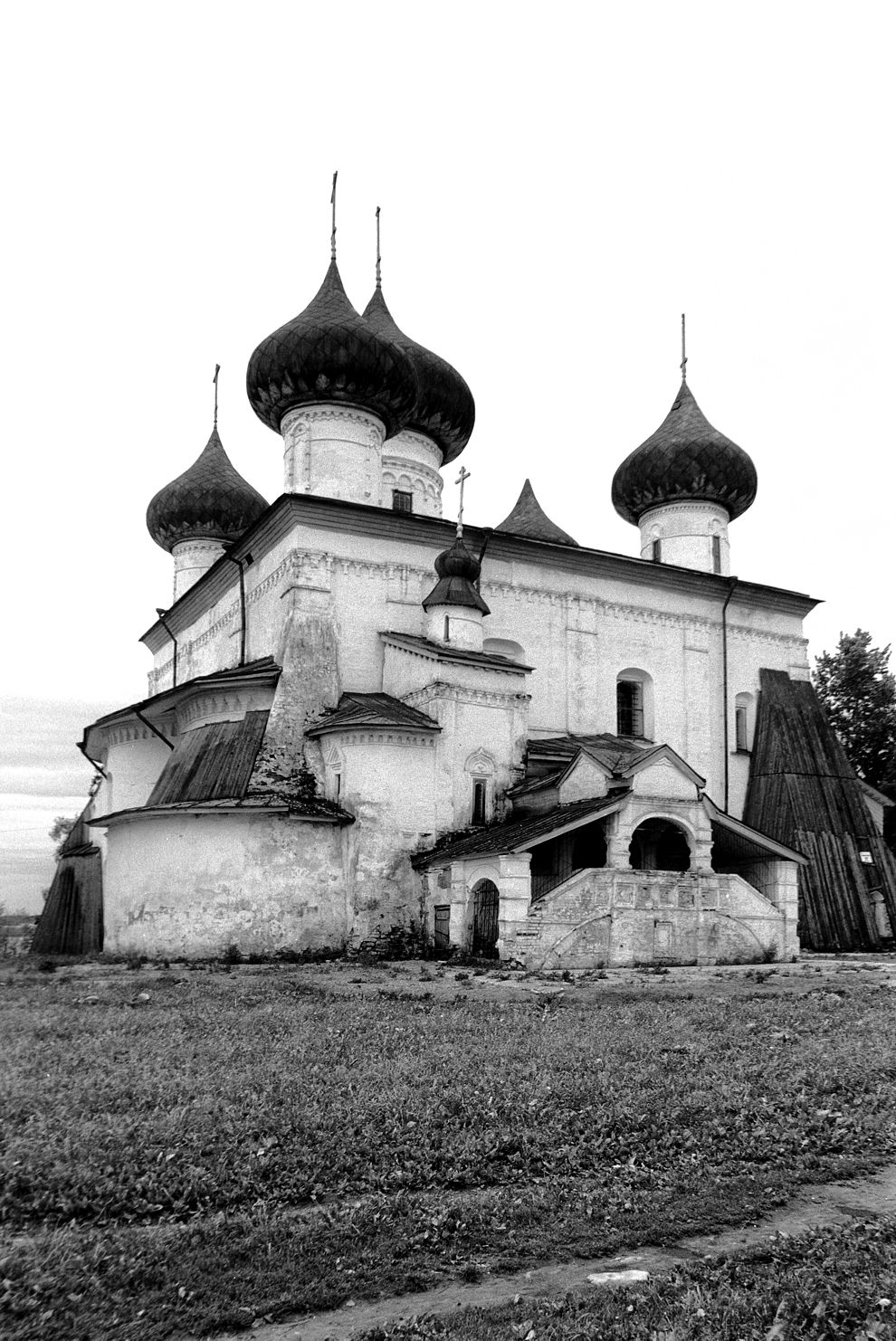 Каргополь, г.
Россия. Архангельская обл.. Каргопольский р-н
Собор Рождества ХристоваНабережная Баранова
1998-06-23
© Фотография Уильяма Брумфилда