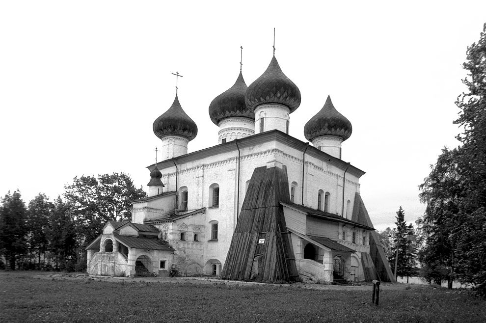 Каргополь, г.
Россия. Архангельская обл.. Каргопольский р-н
Собор Рождества ХристоваНабережная Баранова
1998-06-23
© Фотография Уильяма Брумфилда