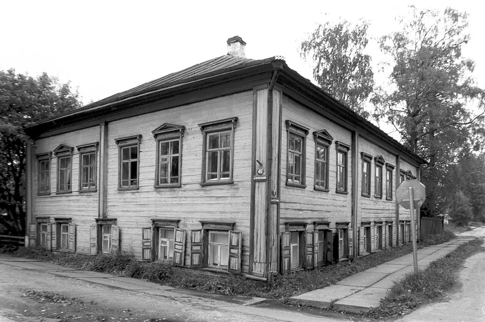 Kargopol
Russia. Arkhangelsk Region. Kargopol District
Blokhin house, 19 c.
1998-06-23
© Photograph by William Brumfield