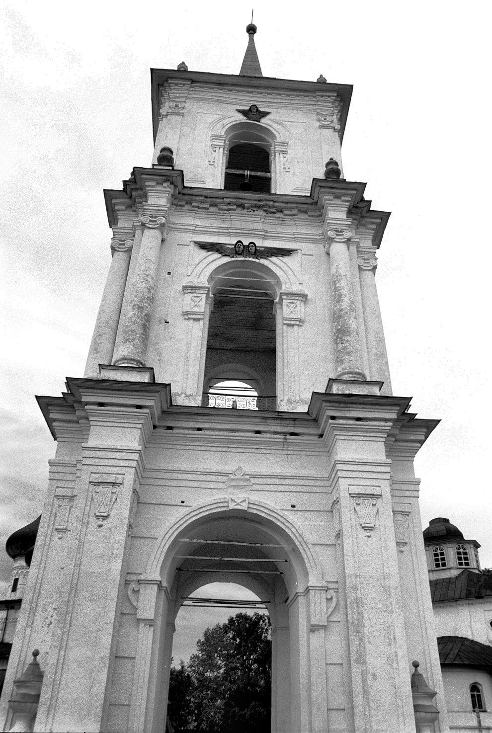 Kargopol
Russia. Arkhangelsk Region. Kargopol District
Cathedral bell towerSobornaia Square
1998-06-23
© Photograph by William Brumfield