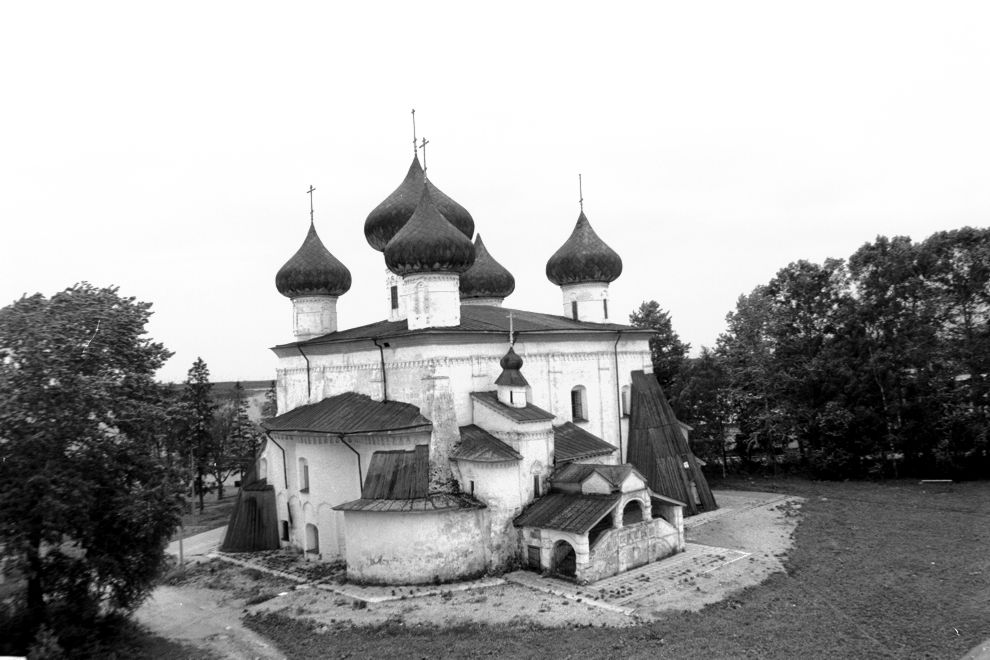 Каргополь, г.
Россия. Архангельская обл.. Каргопольский р-н
Собор Рождества ХристоваНабережная Баранова
1998-06-23
© Фотография Уильяма Брумфилда