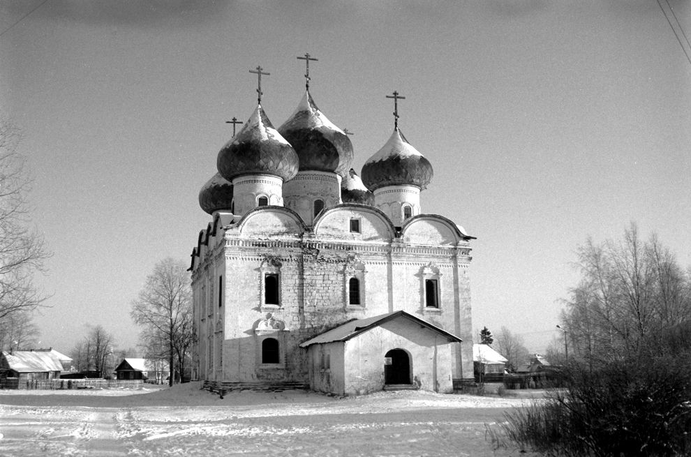 Kargopol
Russia. Arkhangelsk Region. Kargopol District
Church of the Resurrection
1999-11-25
© Photograph by William Brumfield