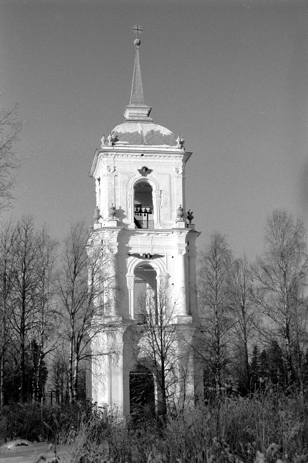 Каргополь, г.
Россия. Архангельская обл.. Каргопольский р-н
Соборная колокольняСоборная пл.
1999-11-25
© Фотография Уильяма Брумфилда