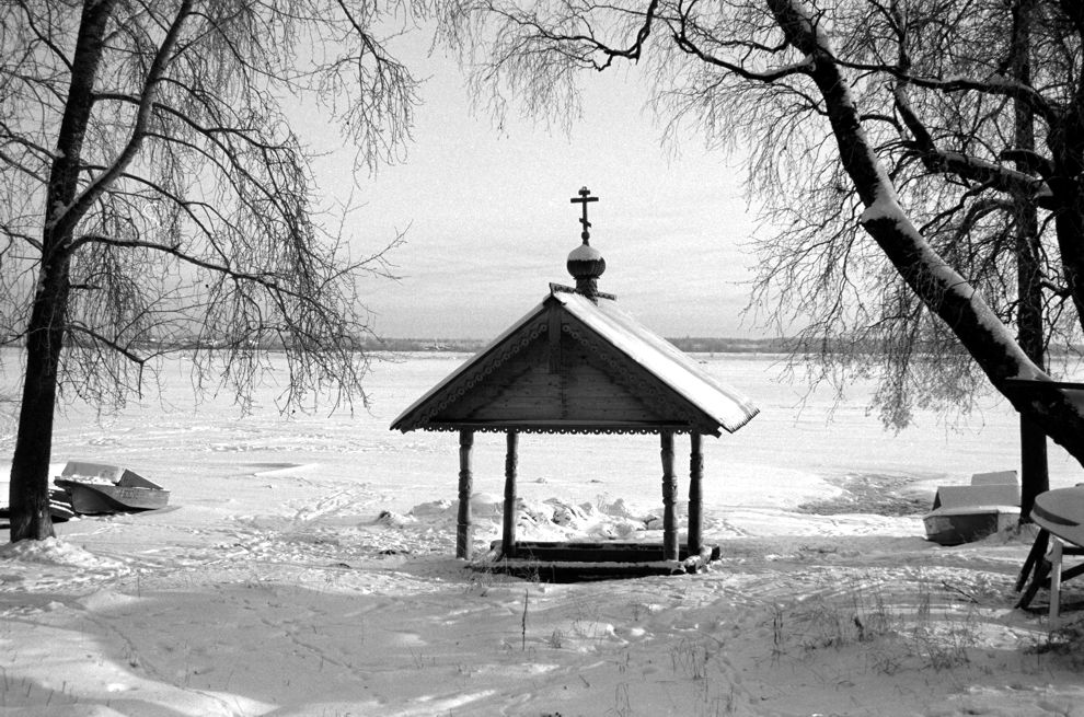 Kargopol
Russia. Arkhangelsk Region. Kargopol District
Canopy over holy spring
1999-11-25
© Photograph by William Brumfield