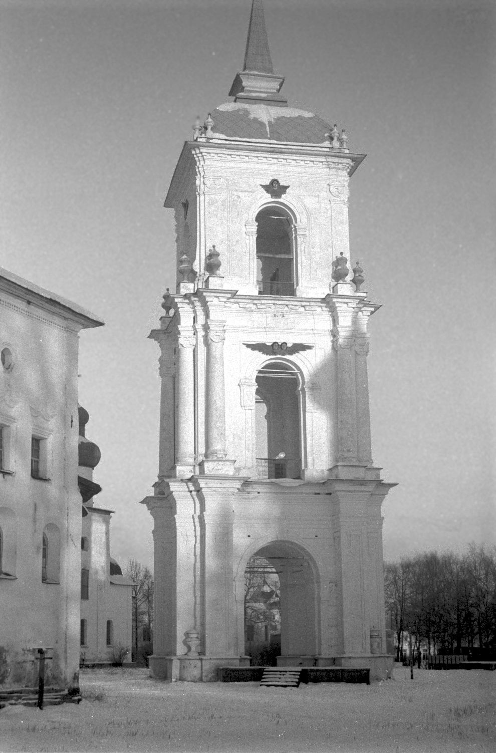 Kargopol
Russia. Arkhangelsk Region. Kargopol District
Cathedral bell towerSobornaia Square
1999-11-25
© Photograph by William Brumfield