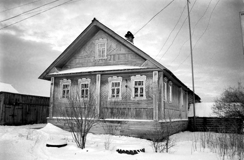 Lekshma
Russia. Arkhangelsk Region. Kargopol District
Wooden house
1999-11-26
© Photograph by William Brumfield