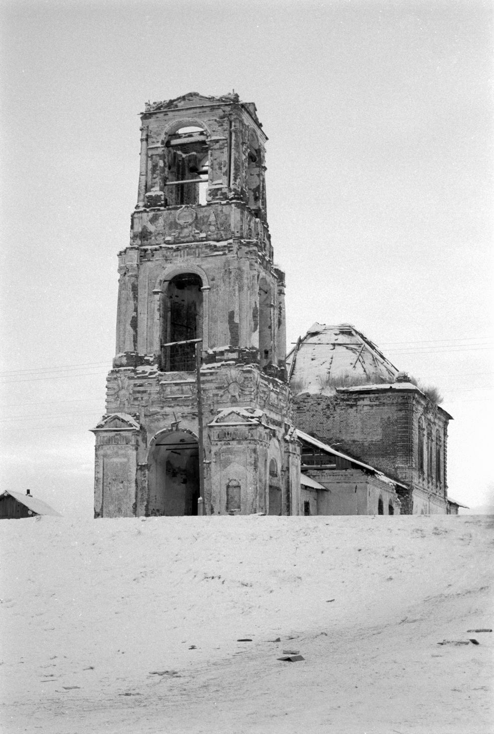 Ukhta
Russia. Arkhangelsk Region. Kargopol District
Church of Trinity
1999-11-26
© Photograph by William Brumfield